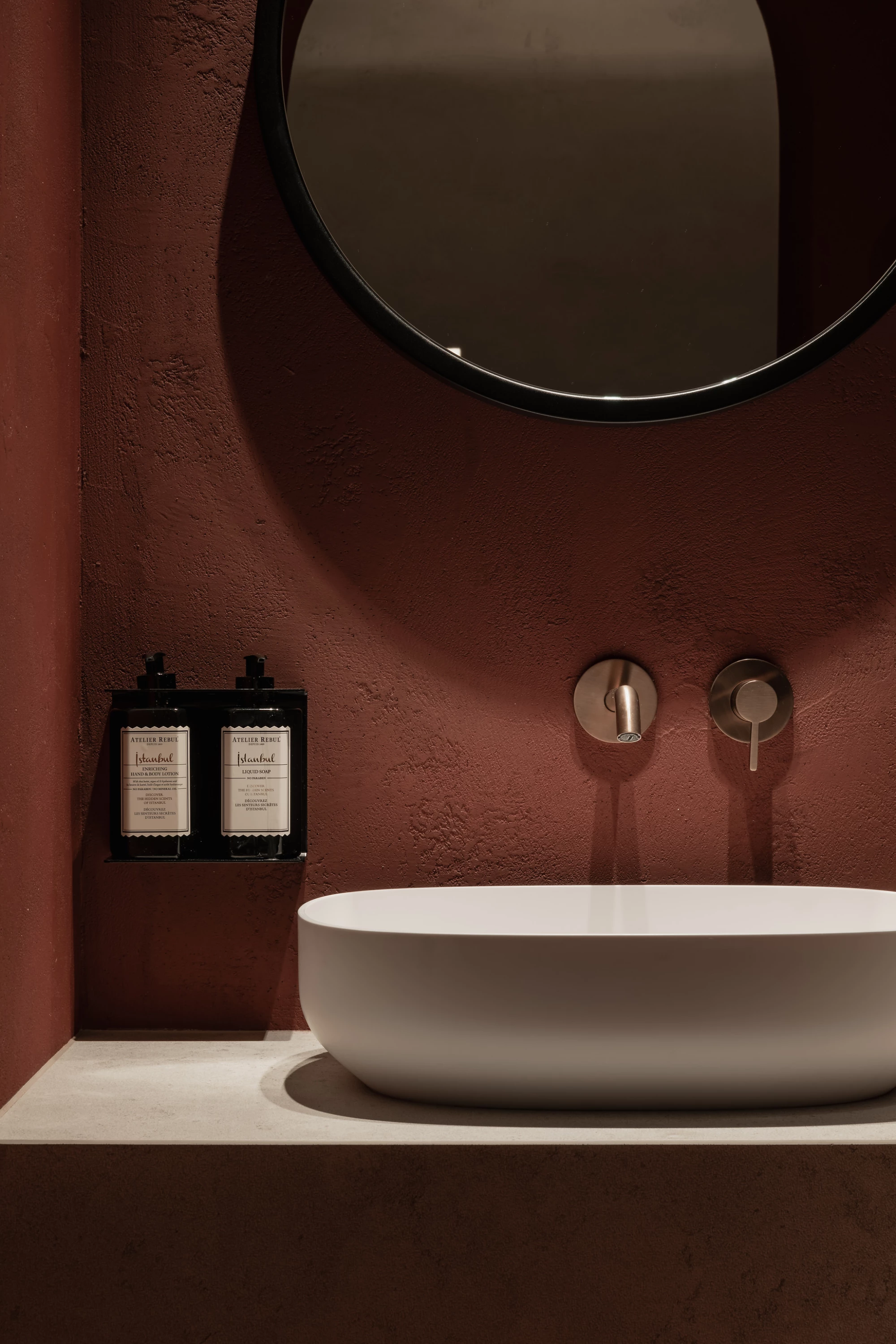 Lavabo met atelier rebul producten badkamer Boho Chic B&B Herenhuis Izegem
