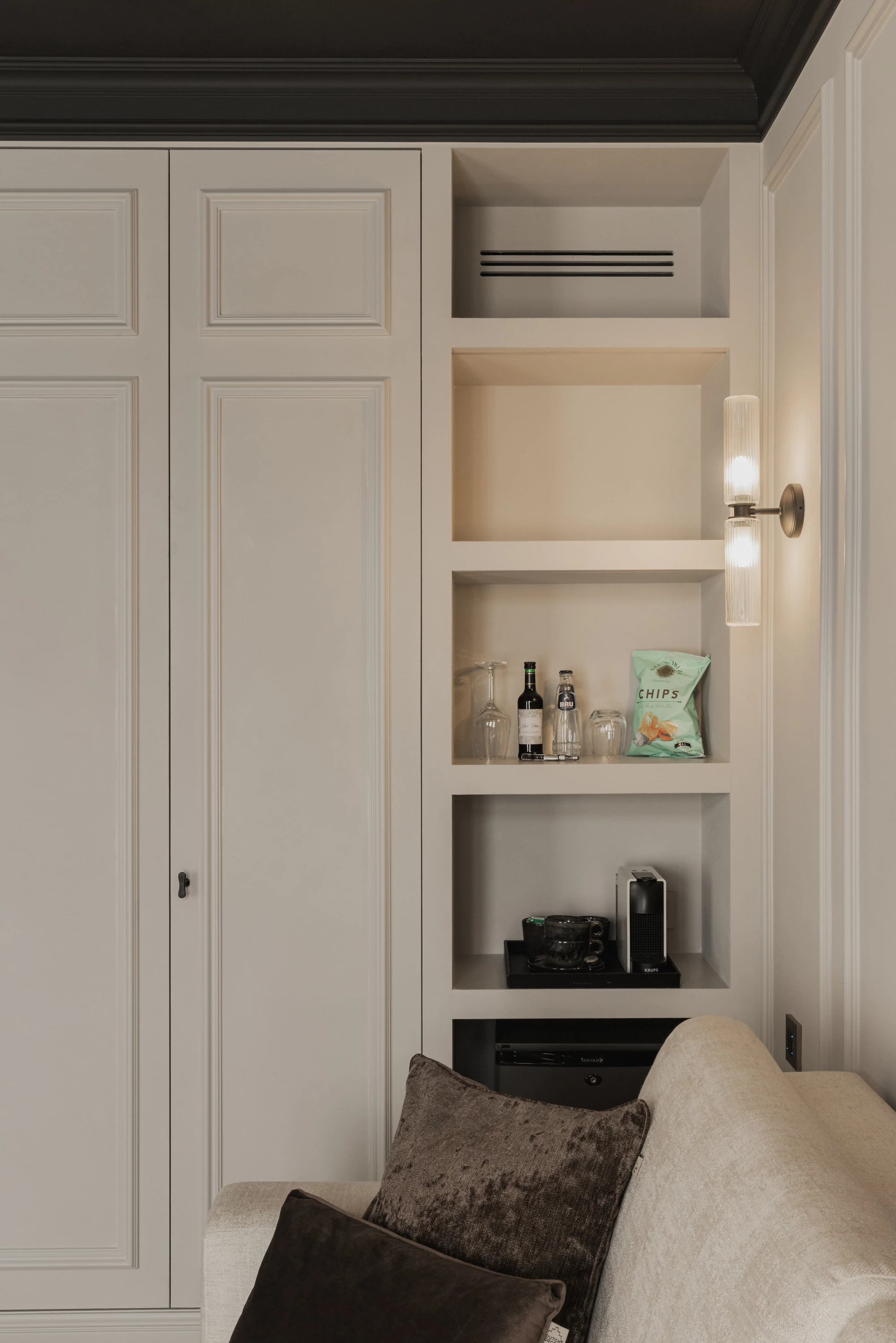 Kast met minibar waar koffie, thee en Sal de Ibiza chips staan in kamer H&eacute;ritage (BnB Herenhuis West - Vlaanderen)