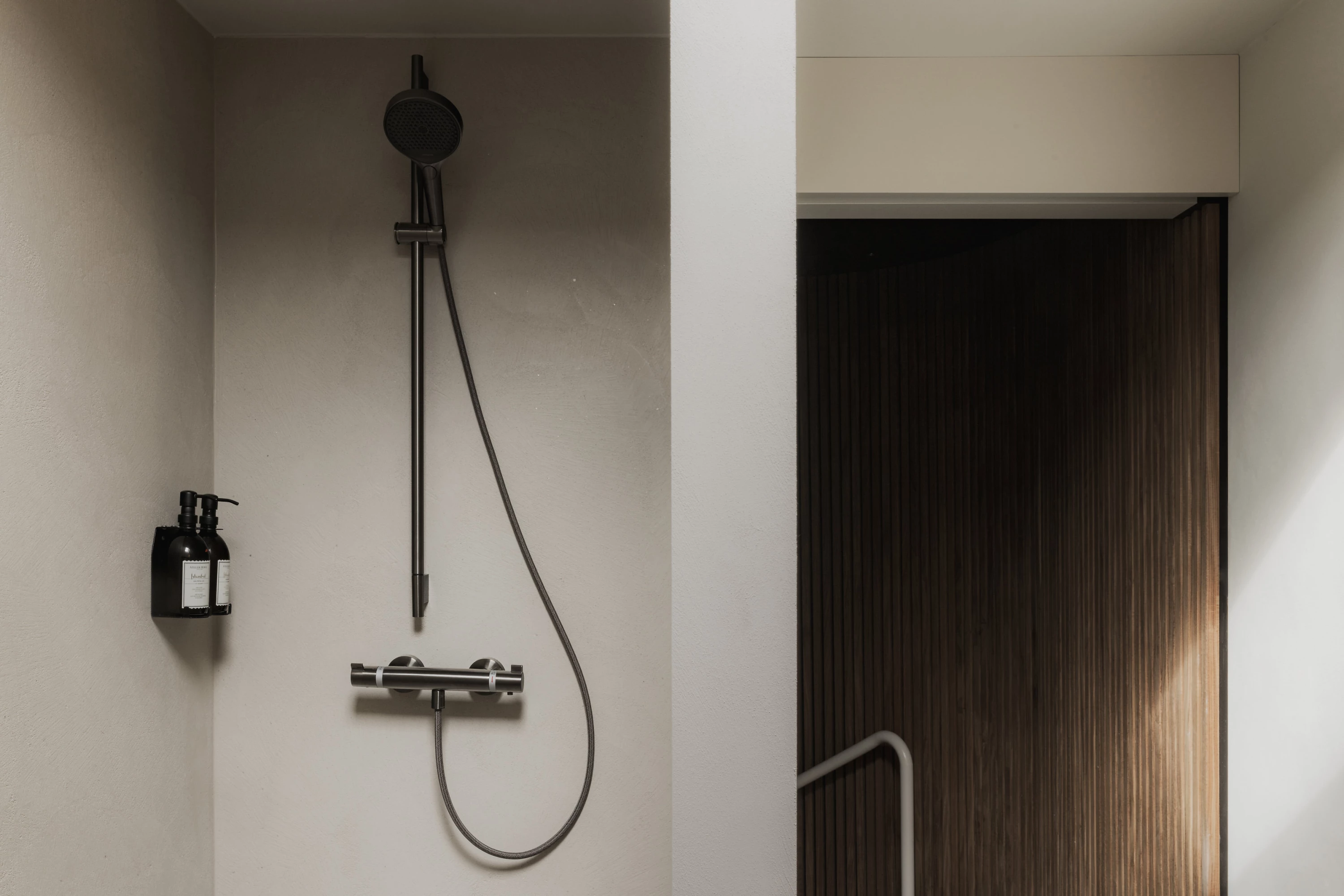 Zicht op douche en Atelier Rebul producten in ingang badkamer H&eacute;ritage (B&B Herenhuis Izegem)