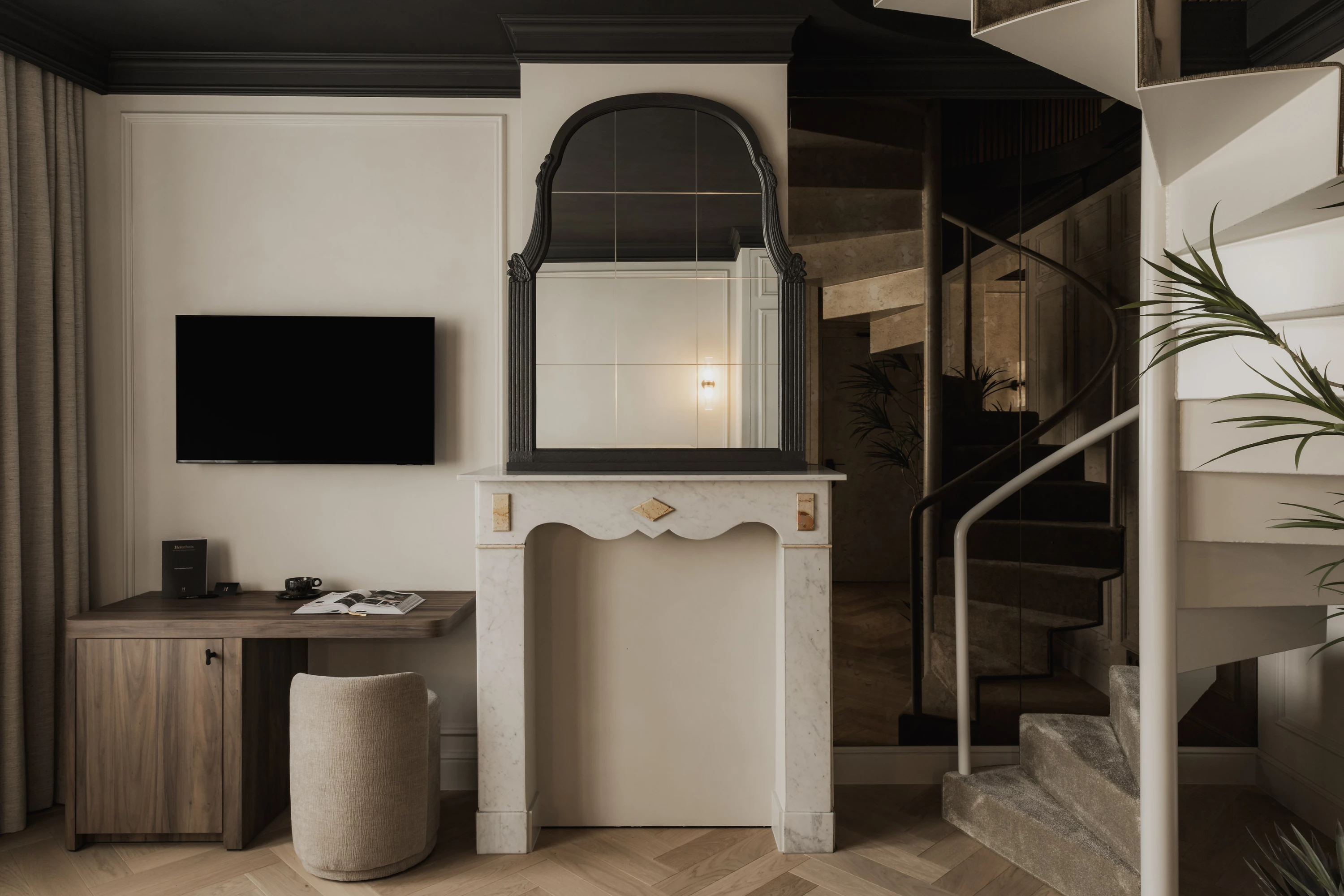 Bureau met schouw en draaitrap slaapkamer H&eacute;ritage (B&B Herenhuis Izegem)