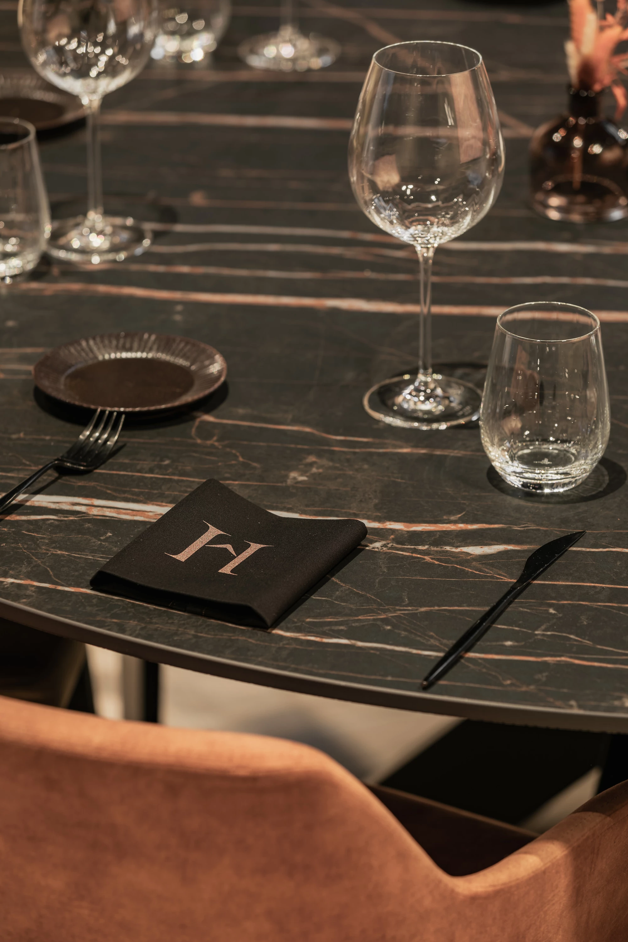 Close up van servet aan ronde tafel in Restaurant Herenhuis Izegem