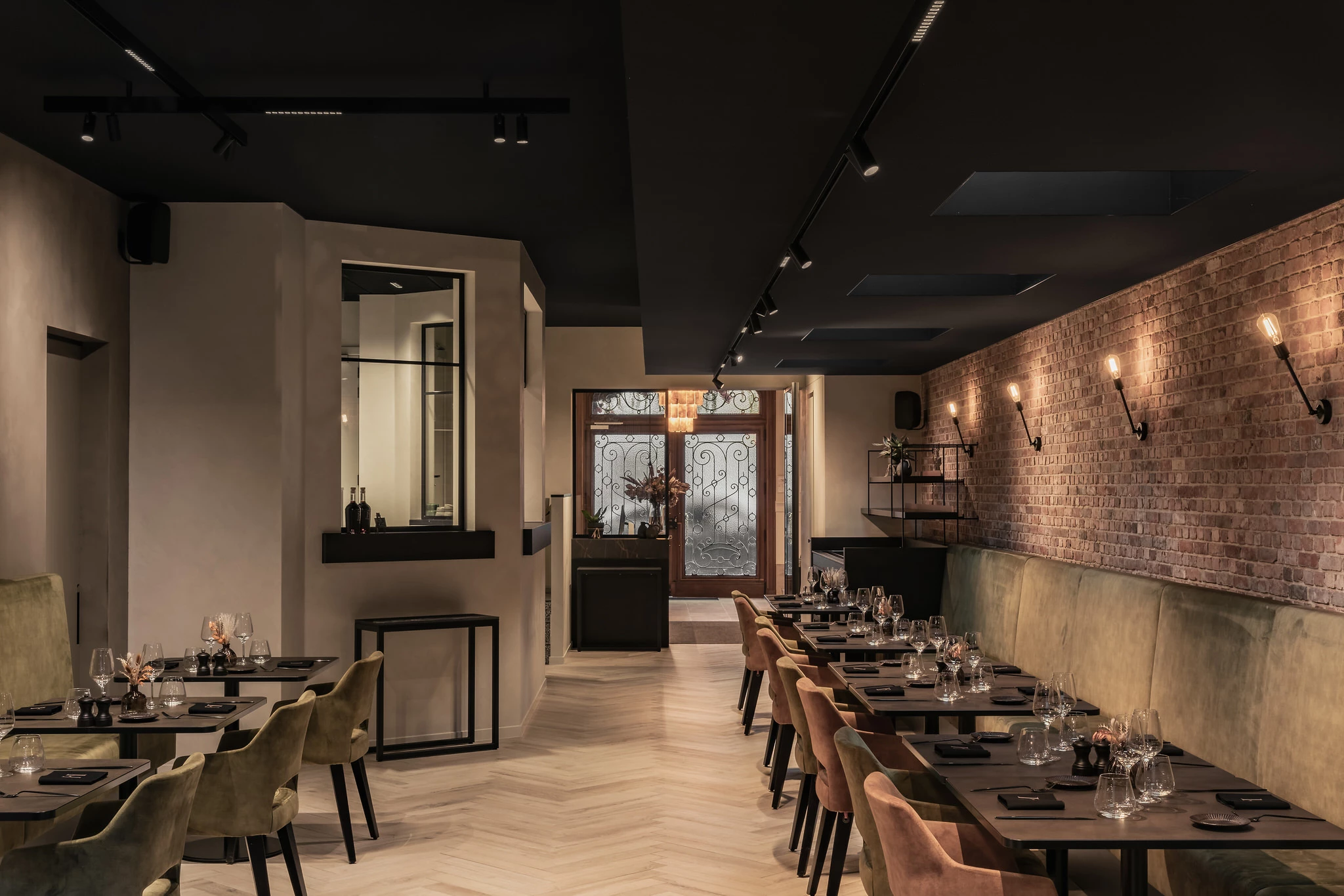 Zicht op zetels en bar in Restaurant Herenhuis Izegem