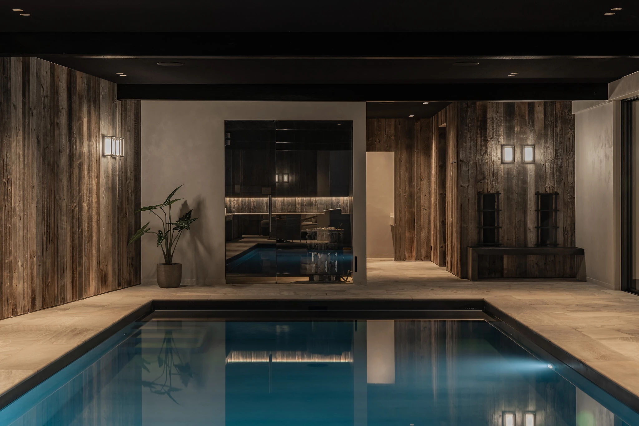 Verwarmd binnenzwembad met sauna en infraroodbank in Priv&eacute; Wellness Herenhuis