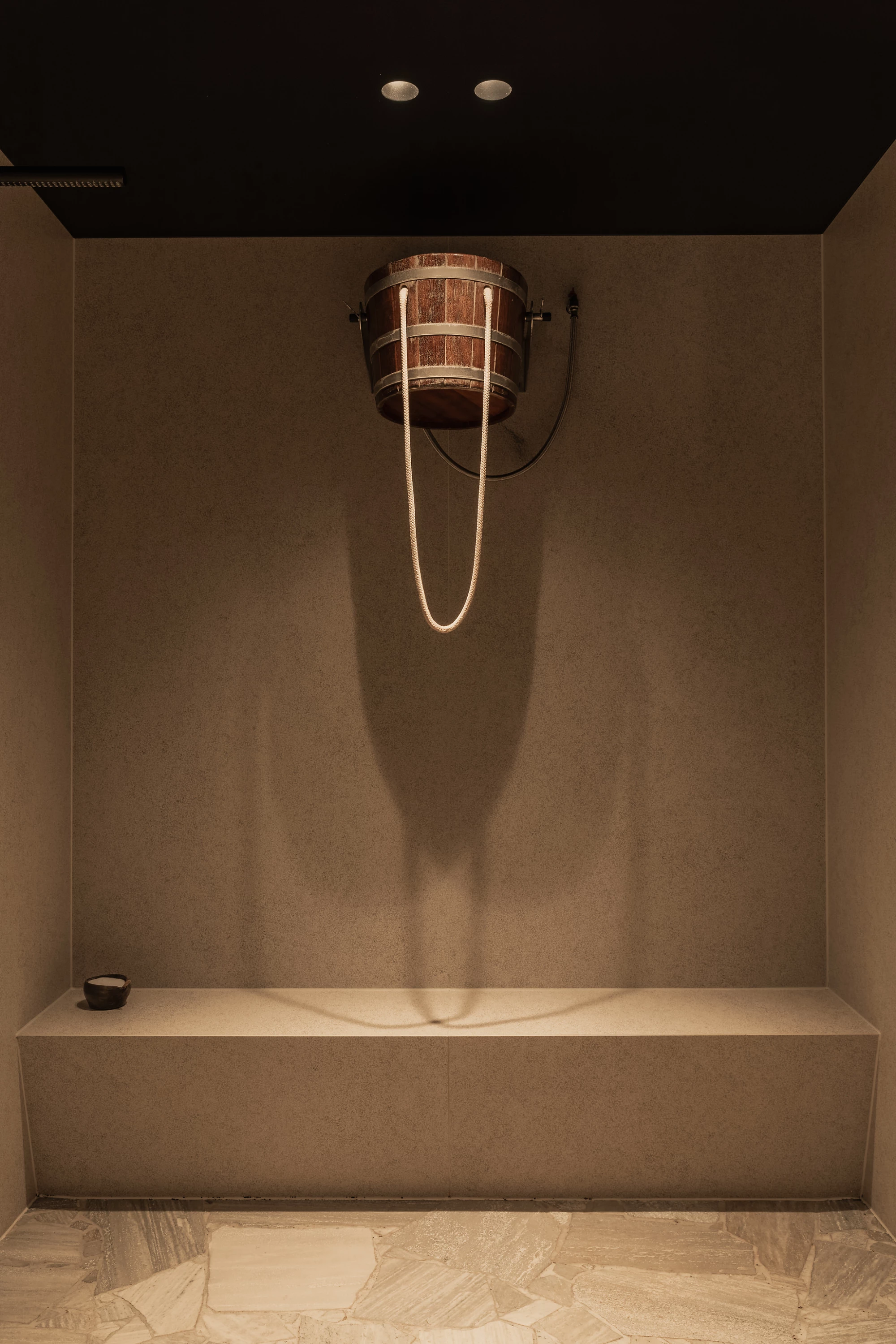 Douche met ijsemmer in priv&eacute; wellness Herenhuis Izegem