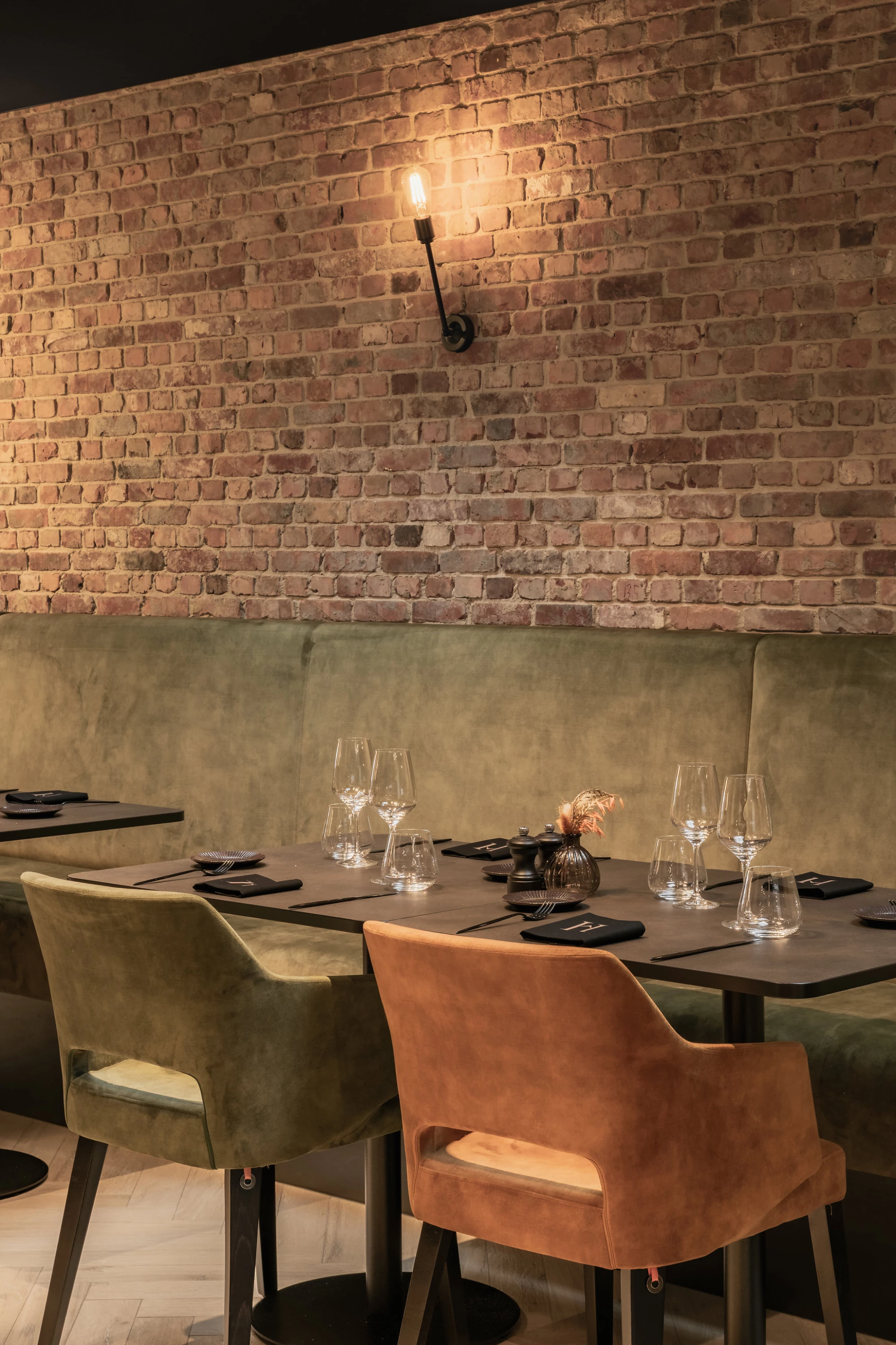 Sfeerbeeld van restaurant Herenhuis Izegem met stoelen en banken