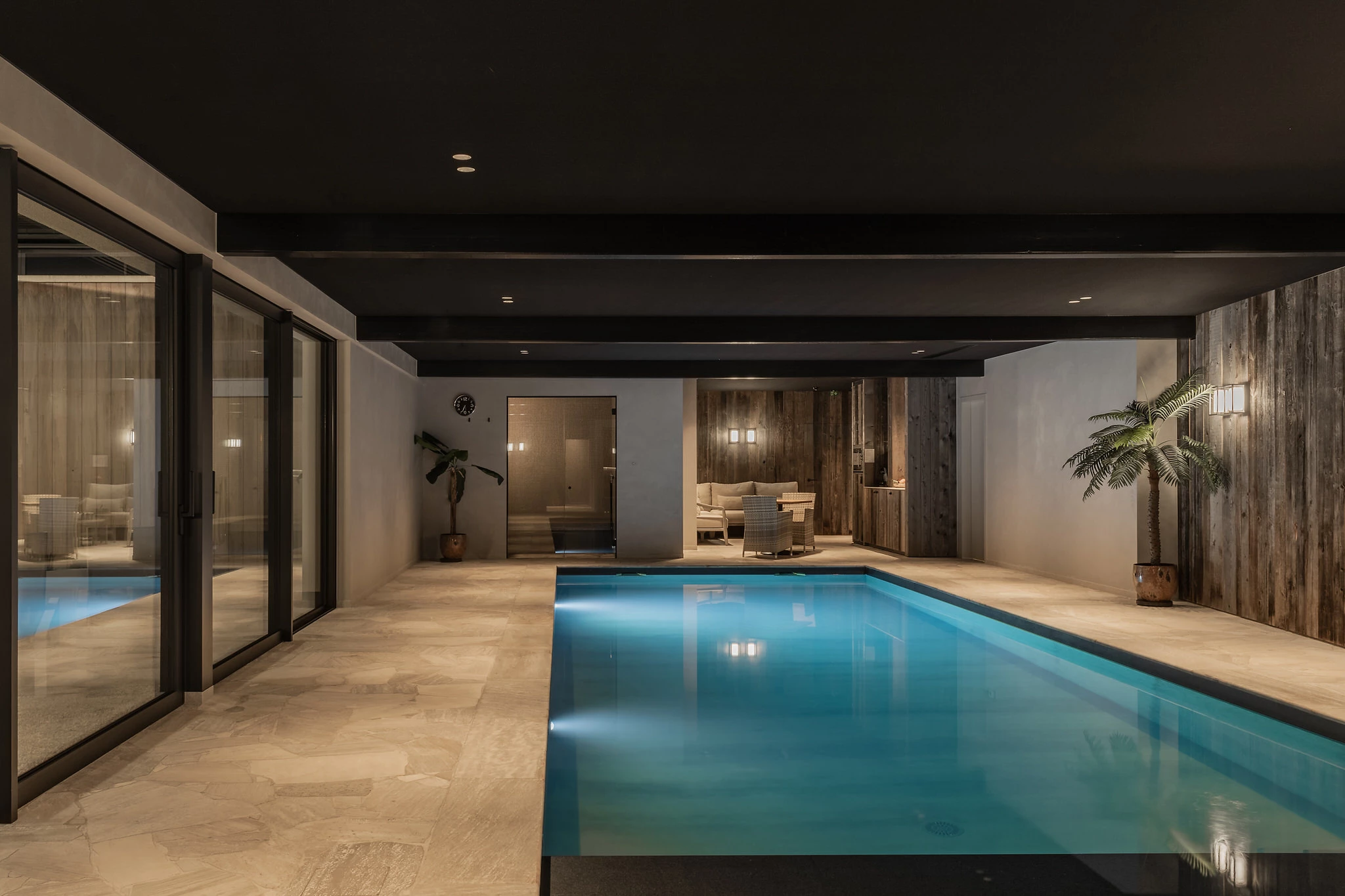 Zicht op zwembad en hammam Priv&eacute; wellness Herenhuis Izegem