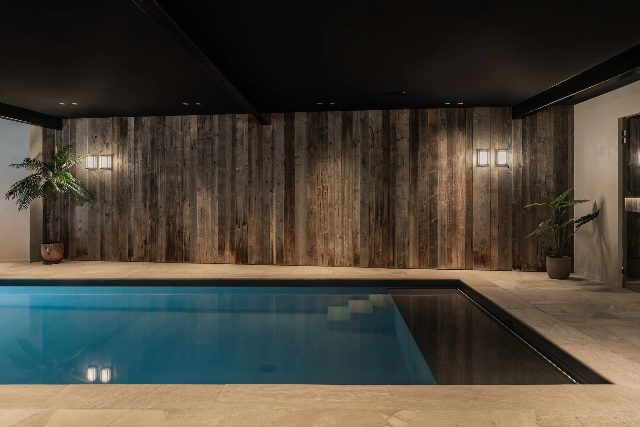 Zwembad met stijgerhout Privé wellness Herenhuis Izegem