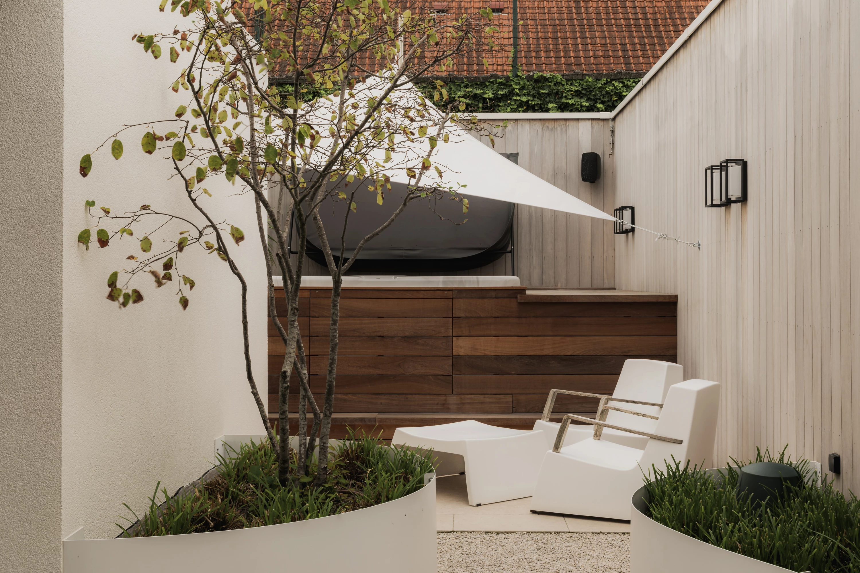 Jacuzzi met terras in Priv&eacute; Wellness Herenhuis Izegem.