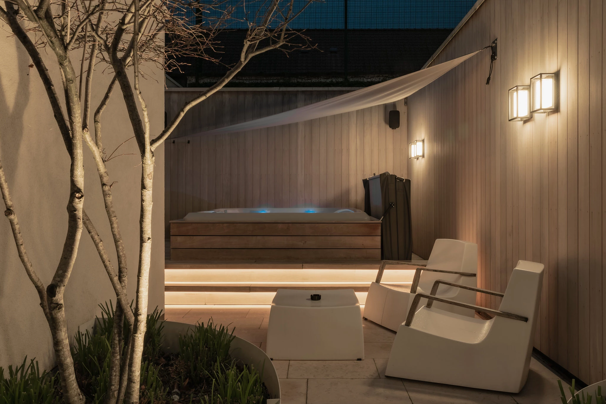 Terras en jacuzzi Privé wellness Herenhuis Izegem