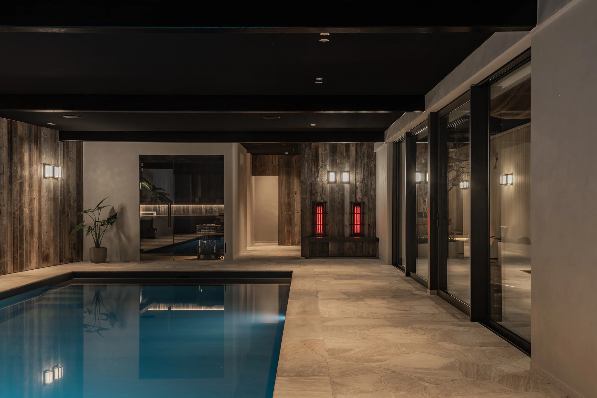 Zwembad met sauna en infraroodbanken